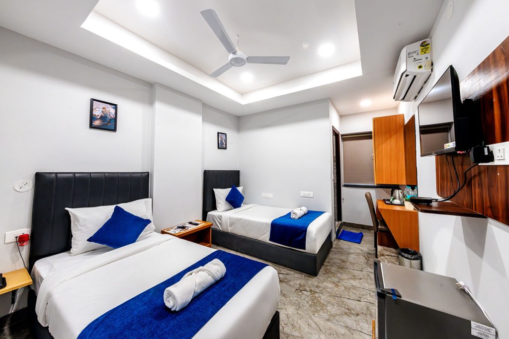 DELUXE TWIN BED VIEW FROM ENTRANCE