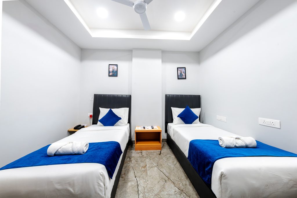 DELUXE TWIN BEDS VIEW